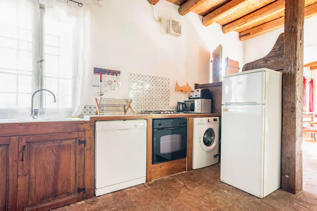 kitchen with cooker, fridge, dishwasher and washing machine