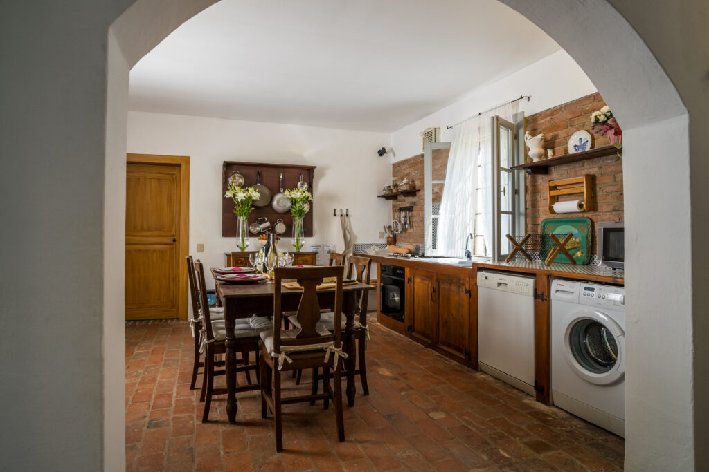 Sala da pranzo con elettrodomestici, lavatrice, lavapiatti